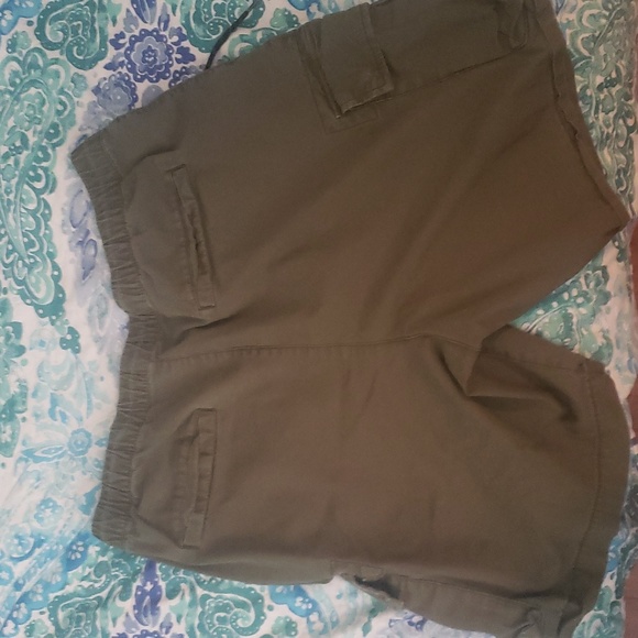Large Green Cargo Shorts - Picture 2 of 2